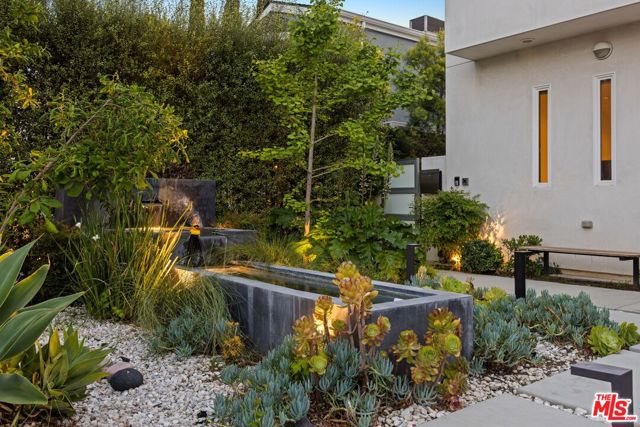 4255 Saint Clair Avenue, Studio City CA: https://media.crmls.org/mediaz/88690af8-bf97-4260-bba3-59005441b188.jpg
