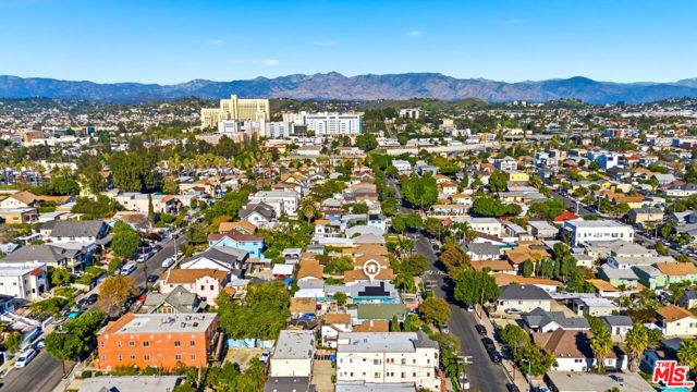 547 N St Louis Street, Los Angeles CA: https://media.crmls.org/mediaz/88697127-b9cf-4f4a-b29e-73b9274ca1fc.jpg