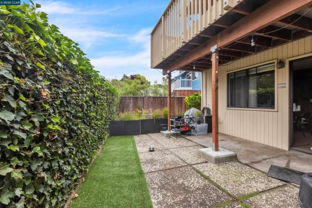 138 Farallon Ct, Aptos CA: https://media.crmls.org/mediaz/88698051-32f6-4823-a2fa-e99b5cfd60f6.jpg