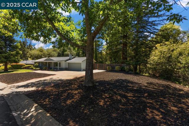 180 Ivy Drive, Orinda CA: https://media.crmls.org/mediaz/8869a443-bf4a-4cd7-adf7-6e4606023556.jpg