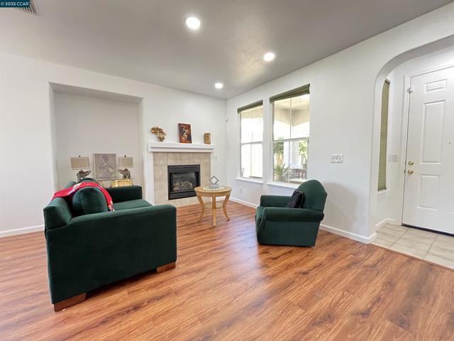 1870 Zurlo Way, Sacramento CA: https://media.crmls.org/mediaz/886a0e38-9aff-48dd-9ae1-bb1aa31b61a1.jpg