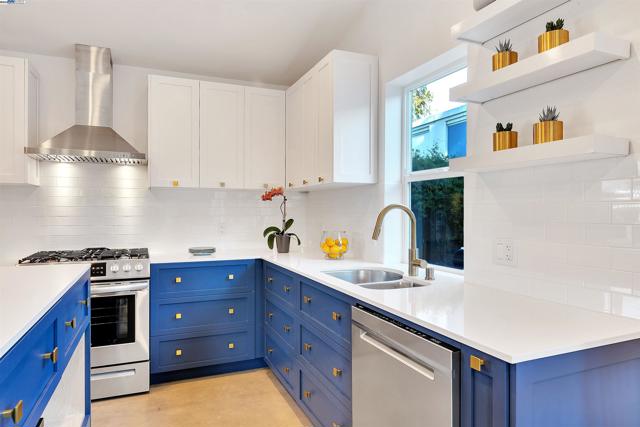 930 Magnolia Drive, Alameda CA: https://media.crmls.org/mediaz/886a16e3-b014-407a-9be3-c731e21ebe19.jpg