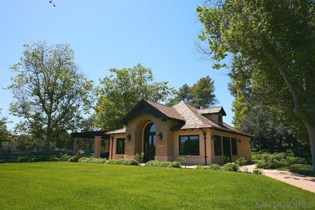 11 Country Glen Rd, Fallbrook CA: https://media.crmls.org/mediaz/886a293d-77bf-4602-96f6-2bc8d28b4cd7.jpg