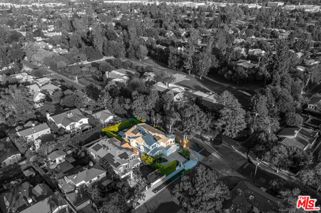 4402 Ledge Avenue, Toluca Lake CA: https://media.crmls.org/mediaz/886b46b4-bd01-42c0-8f89-3d504085880e.jpg