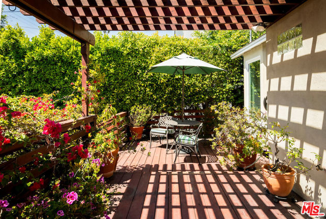 1475 Edris Drive, Los Angeles CA: https://media.crmls.org/mediaz/886cc6f2-e2e7-462a-aad5-f709c0ae48c0.jpg