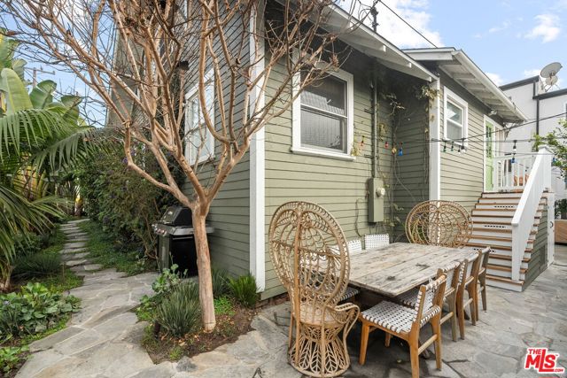 2704 3rd Street, Santa Monica CA: https://media.crmls.org/mediaz/886cf587-4808-4672-bb77-f774c11214fc.jpg