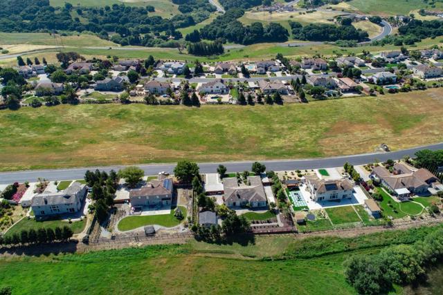 334 Paseo Gularte, San Juan Bautista CA: https://media.crmls.org/mediaz/886d34e5-7fb4-43e0-a840-cc6ec000d0ec.jpg