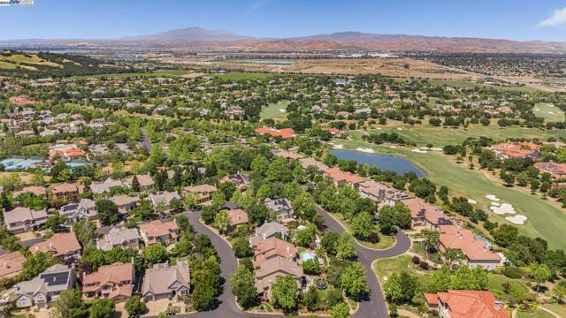 3535 Lessini, Pleasanton CA: https://media.crmls.org/mediaz/886d9a40-8f65-432f-8eca-3d137018dd79.jpg