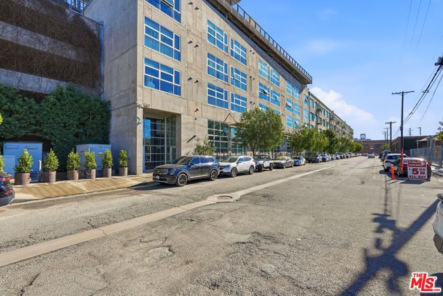 530 S Hewitt Street, Los Angeles CA: https://media.crmls.org/mediaz/886e4f66-2125-41a3-b005-c2b61da6511d.jpg