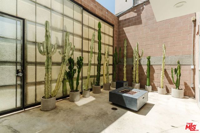 1132 5th Avenue, Venice CA: https://media.crmls.org/mediaz/886f32ad-2bdc-40fb-9412-fc2eb2ebcc33.jpg