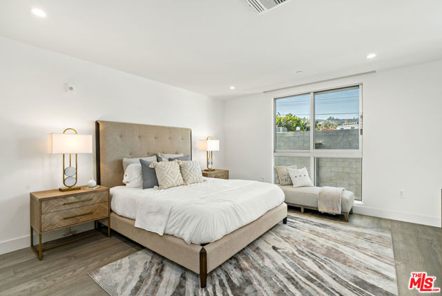 728 N Sweetzer Avenue, West Hollywood CA: https://media.crmls.org/mediaz/886f6efb-21c1-4185-90f5-70e7e1ecac83.jpg