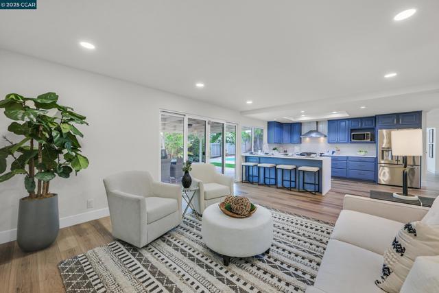 2043 Gill Port Ln, Walnut Creek CA: https://media.crmls.org/mediaz/886fc916-3e85-4675-ae10-7c006e10cacd.jpg
