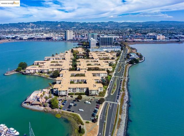 2 Commodore DR, Emeryville CA: https://media.crmls.org/mediaz/8870cec8-9433-407e-bac7-43df9c4ed19b.jpg