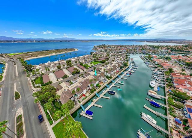 94 Kingston Ct W, Coronado CA: https://media.crmls.org/mediaz/88714ee0-0ff9-4e7a-95f2-687cbca31228.jpg