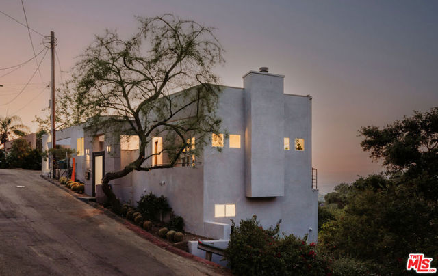 7209 Sunnydip Trail, Los Angeles CA: https://media.crmls.org/mediaz/88722434-e9af-49fa-baa9-d13353d9b750.jpg