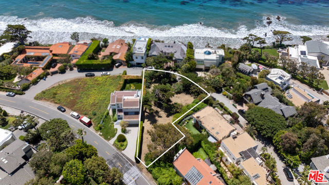 31826 Broad Beach Road, Malibu CA: https://media.crmls.org/mediaz/8872bff5-7b20-4931-9ad8-c96e14f892e2.jpg