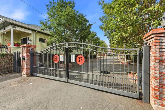 1501 37th Avenue, Oakland CA: https://media.crmls.org/mediaz/88730d35-0f2b-4554-973d-4b21596fbc7b.jpg