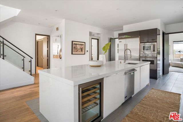 616 N FULLER Avenue, Los Angeles CA: https://media.crmls.org/mediaz/88741e6d-2615-4699-a04f-a9523edbff85.jpg