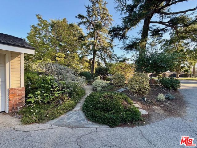 13957 Chandler Boulevard, Sherman Oaks CA: https://media.crmls.org/mediaz/88748ac4-5f7d-473a-ab1d-b33fa37638b3.jpg