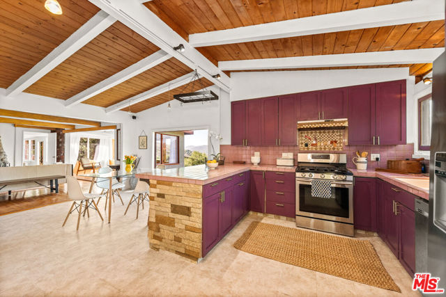 20158 Observation Drive, Topanga CA: https://media.crmls.org/mediaz/88758224-dce4-44a8-b12b-9c6296382c12.jpg