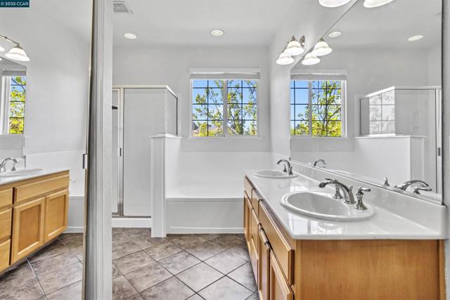 1186 Waverly Cir, Hercules CA: https://media.crmls.org/mediaz/8876675a-9d5f-4bcd-a7a1-912f6a87cbaf.jpg