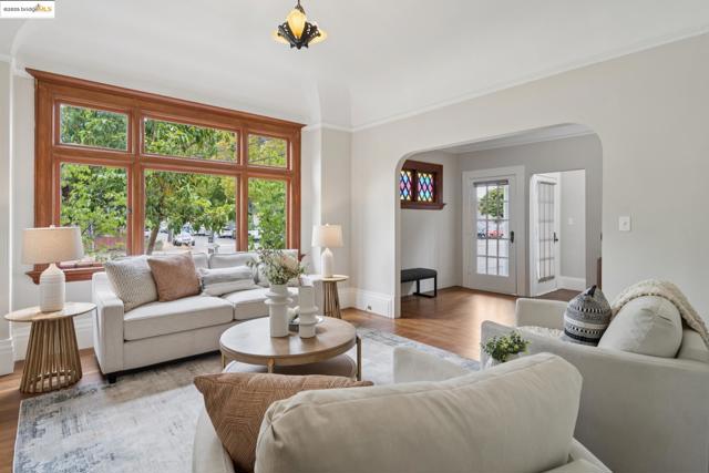 1042 Santa Clara Ave, Alameda CA: https://media.crmls.org/mediaz/8876cd94-0bee-4b02-b3a0-22535819844f.jpg