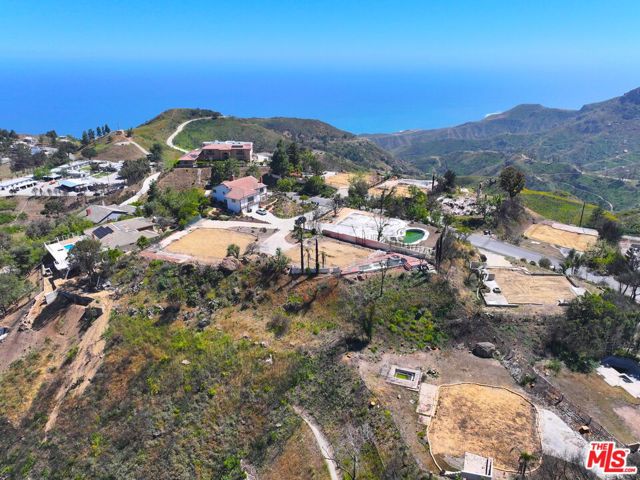 23309 W Paloma Blanca Drive, Malibu CA: https://media.crmls.org/mediaz/88773cb4-802e-423a-b229-9d164d602198.jpg