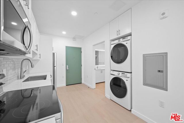 3977 Beverly Boulevard, Los Angeles CA: https://media.crmls.org/mediaz/88789a32-f9f1-4777-85fb-6d03c2c3755a.jpg