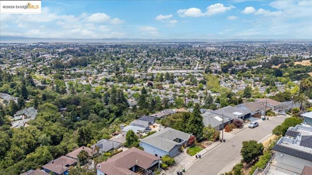 11772 Cranford Way, Oakland CA: https://media.crmls.org/mediaz/887969a6-b0d8-429d-b633-524ea495d560.jpg