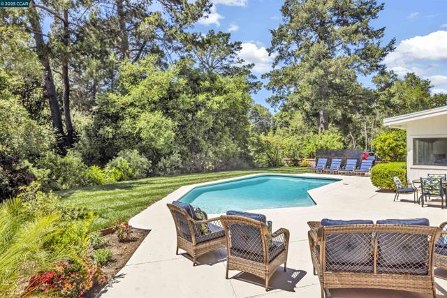 18 Van Tassel Ln, Orinda CA: https://media.crmls.org/mediaz/887adfe8-424b-4b11-ba2c-9440906c9b55.jpg