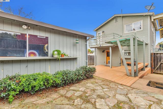 2019 E St, Hayward CA: https://media.crmls.org/mediaz/887b0a25-dd30-4dca-af7c-615f6d019b2b.jpg
