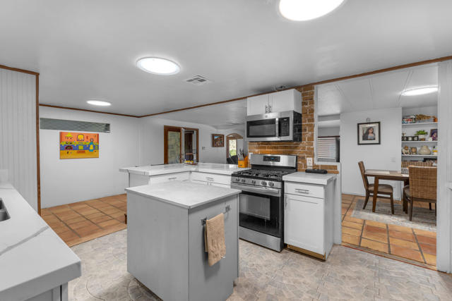 40 Country Club Drive, Palm Desert CA: https://media.crmls.org/mediaz/887b0eec-4e73-42b4-bf45-53d22e2ec832.jpg