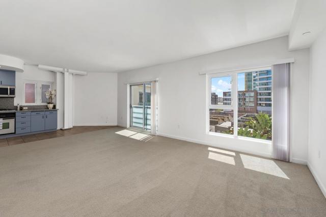 550 15Th St, San Diego CA: https://media.crmls.org/mediaz/887b5c9f-17a7-4f47-8134-e6147312a225.jpg