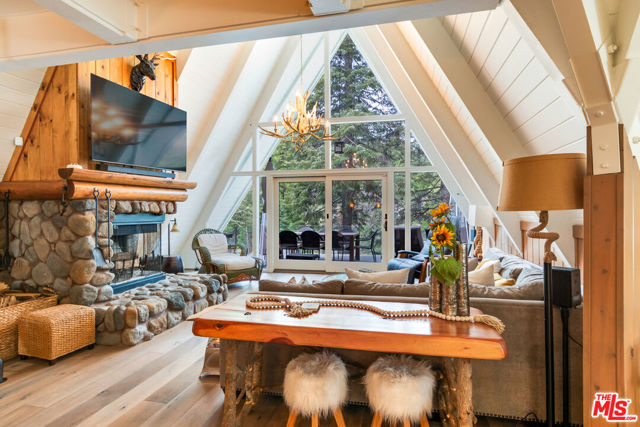 161 Rocky Point Road, Lake Arrowhead CA: https://media.crmls.org/mediaz/887c11d5-0455-431e-8a83-814ca8cb4a3d.jpg