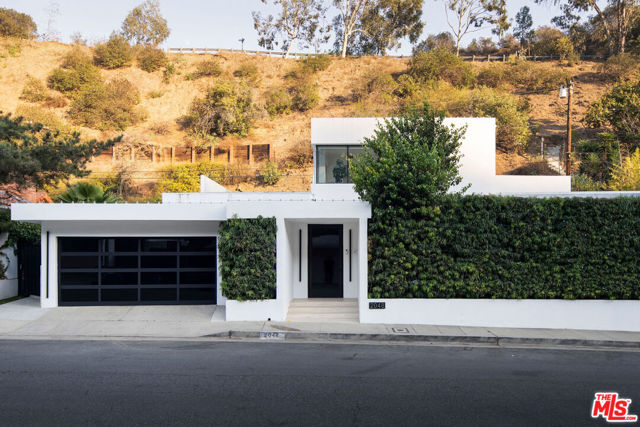 2048 N Beverly Drive, Beverly Hills CA: https://media.crmls.org/mediaz/887c388e-4ff0-41ab-bcfe-a329a01e2912.jpg