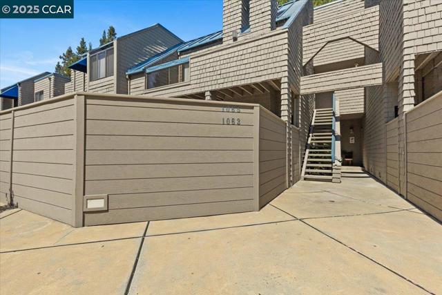 1063 Foxchase Dr, San Jose CA: https://media.crmls.org/mediaz/887c3fe0-6ef6-434b-a08f-b0a87fbddd69.jpg