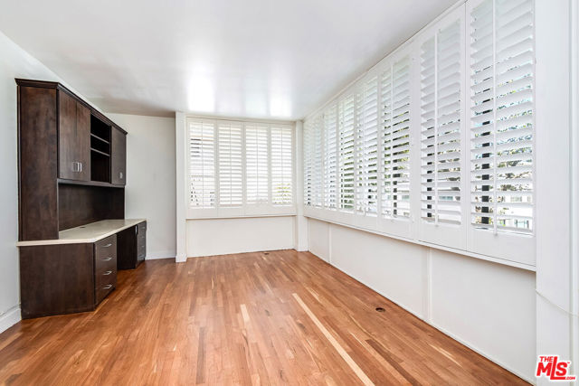 211 S Spalding Drive, Beverly Hills CA: https://media.crmls.org/mediaz/887c4381-9210-43de-a458-8aaa33baaae4.jpg