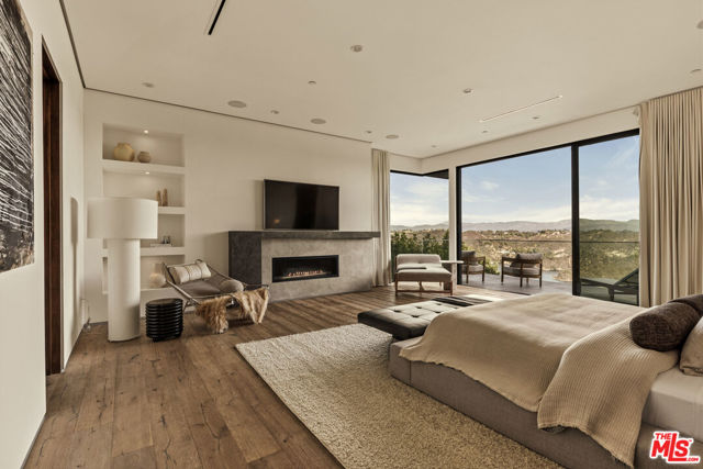 1632 Stradella Road, Los Angeles CA: https://media.crmls.org/mediaz/887cba5c-7072-469a-9ad4-2fb854e6d160.jpg
