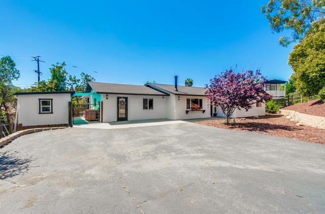 2167 Reineman Road, Fallbrook CA: https://media.crmls.org/mediaz/887cec61-e66c-4965-b559-87ebff4ef1ba.jpg