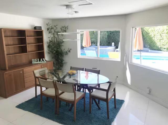1375 S Calle Rolph, Palm Springs CA: https://media.crmls.org/mediaz/887d5545-a785-4ef8-8124-d21545e33a07.jpg