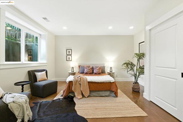 1020 Channing Ave, Palo Alto CA: https://media.crmls.org/mediaz/887e7ead-2012-4b46-8f54-53238871634e.jpg
