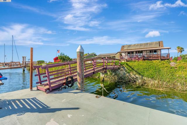 71 Taylor Pl, Bethel Island CA: https://media.crmls.org/mediaz/887ed235-c729-4d3e-98b8-132d77ac3843.jpg