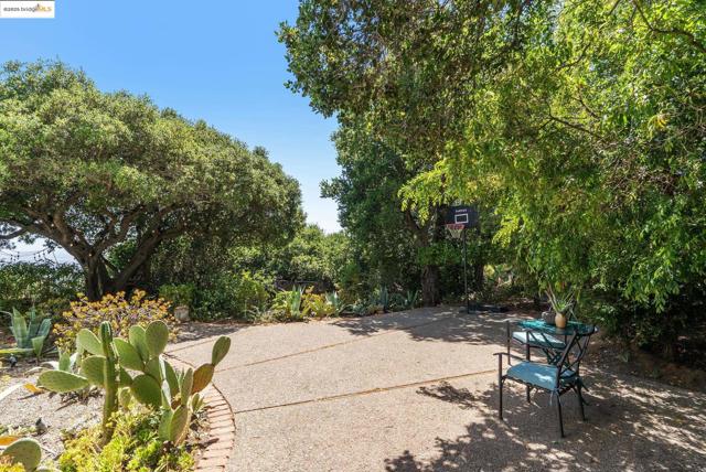 6801 Estates Dr, Oakland CA: https://media.crmls.org/mediaz/887f2192-a4d3-49c0-bdc4-4617a8987747.jpg