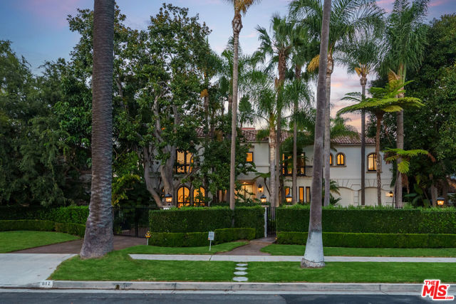 812 N Bedford Drive, Beverly Hills CA: https://media.crmls.org/mediaz/887f59e2-69a0-4650-bfc7-157611034785.jpg