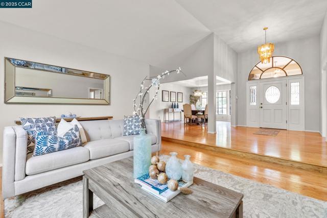 109 Bria Ct, Walnut Creek CA: https://media.crmls.org/mediaz/887f89d6-7da5-4a86-a2d0-2b50e2d7e95a.jpg