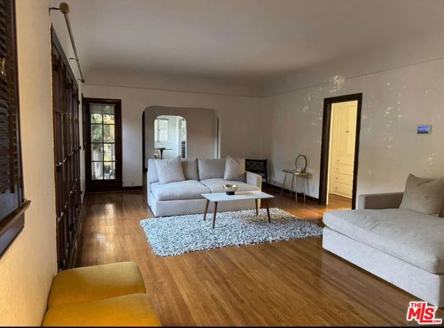 5112 Edgewood Place, Los Angeles CA: https://media.crmls.org/mediaz/887fb7b0-1fb3-49fc-bca7-a75c3c150fad.jpg