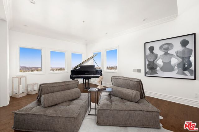 6 Bed Home for Sale in Los Angeles, California