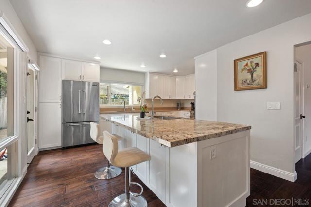 8874 La Jolla Scenic Dr N, La Jolla CA: https://media.crmls.org/mediaz/88803883-25eb-45a7-b372-3ae21757018c.jpg