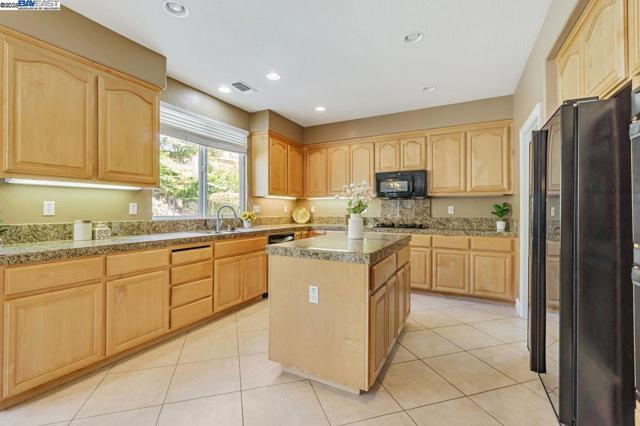 5391 Fernbank Dr, Concord CA: https://media.crmls.org/mediaz/888090f2-fe56-430e-8e1c-d294a5b2e4c8.jpg