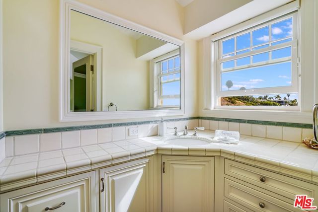 6277 Sea Star Drive, Malibu CA: https://media.crmls.org/mediaz/8880f23e-17c7-4f73-b003-1c137fb14344.jpg